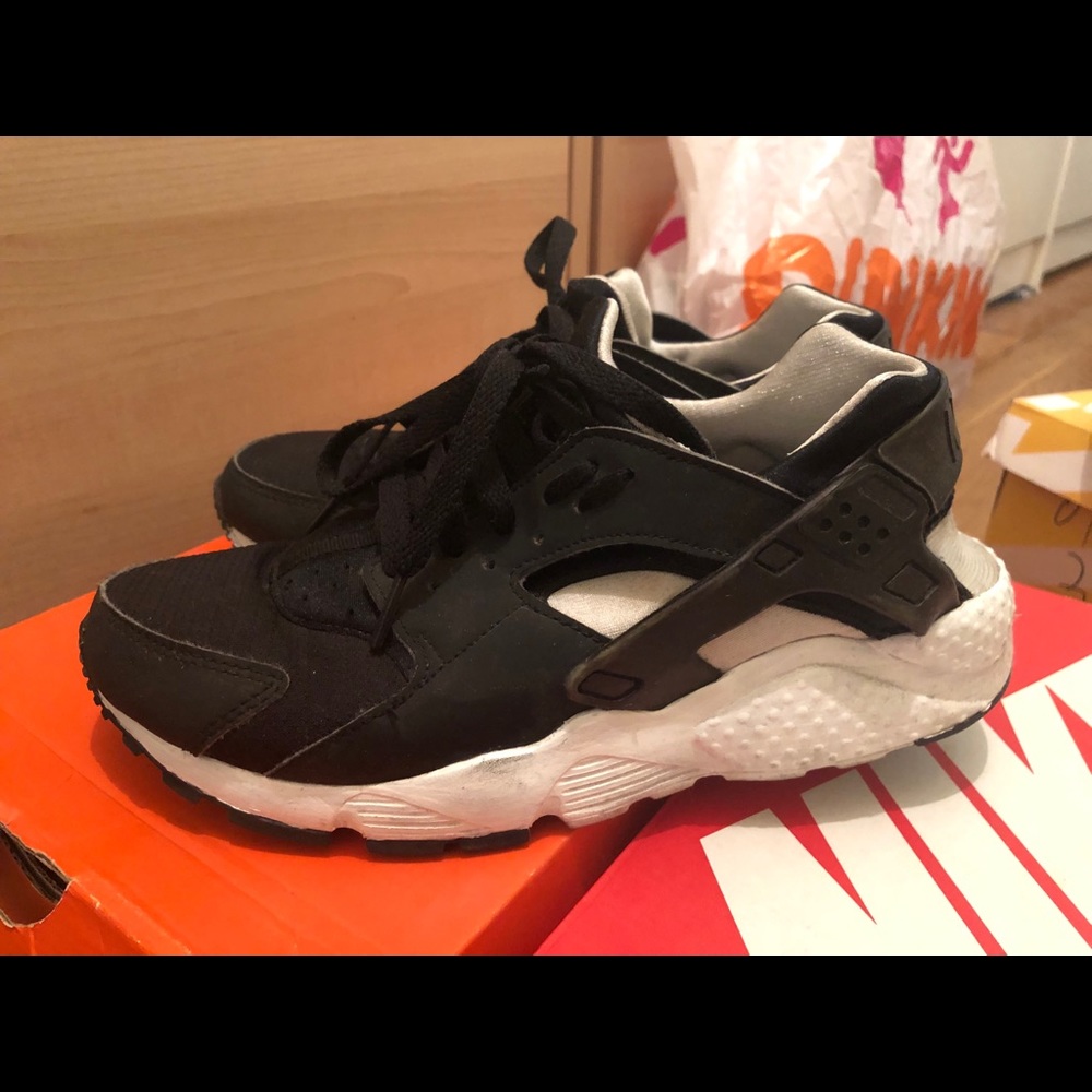 Black/white huaraches